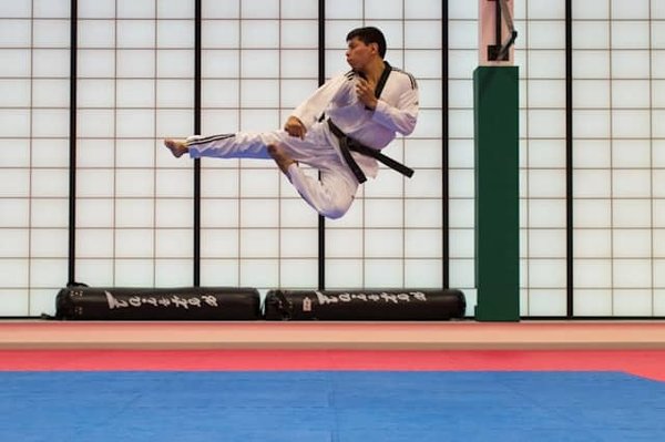 Come incrementare la potenza dei calci nel taekwondo attraverso l'allenamento con la resistenza?