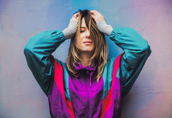 Come combinare camicie con colletti particolari con gonne semplici per un look equilibrato?